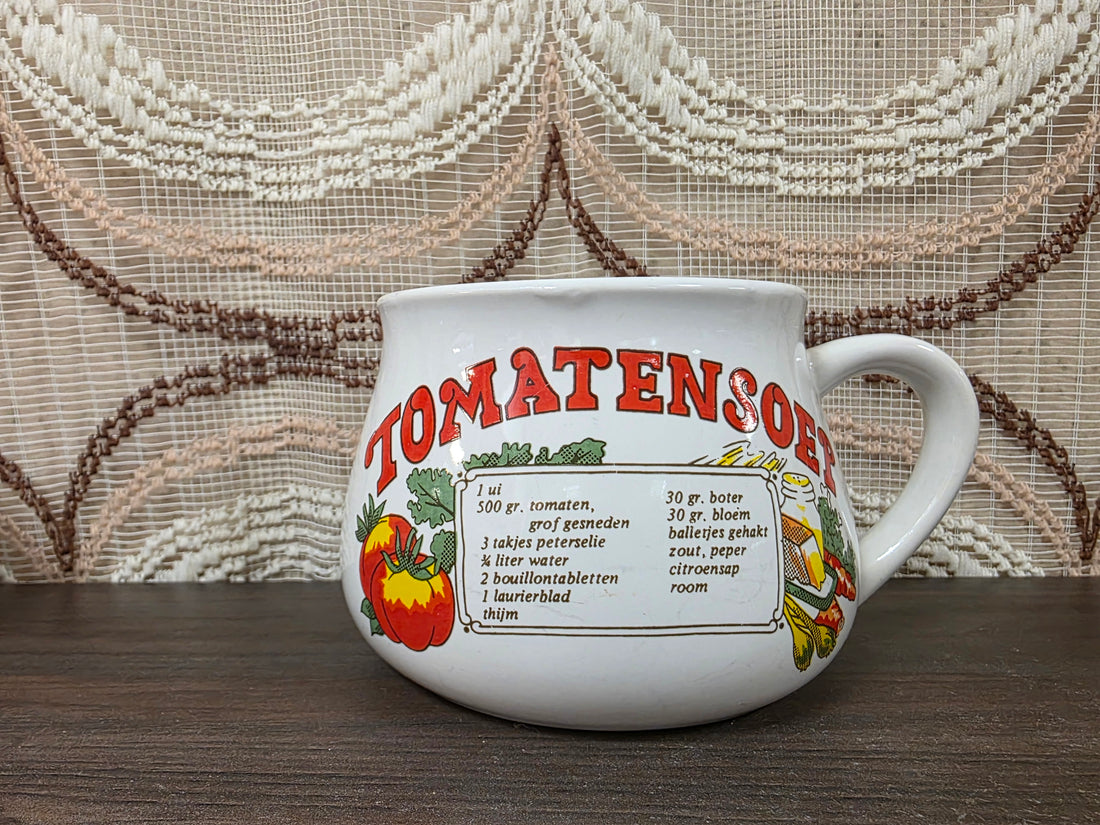 Witte keramische recept soepkom met recept voor tomatensoep.