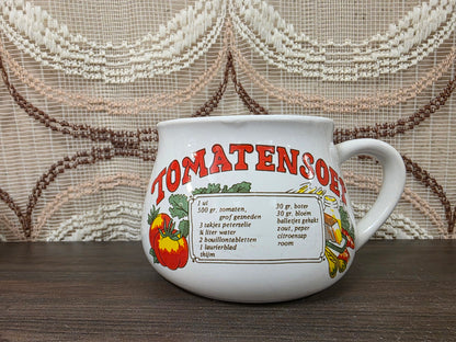 Witte keramische recept soepkom met recept voor tomatensoep.