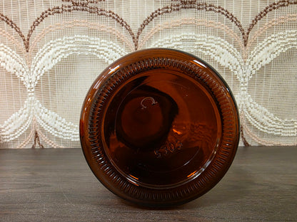 Onderkant van de ronde bruine glazen apothekerspot met reliëfnummer 5303