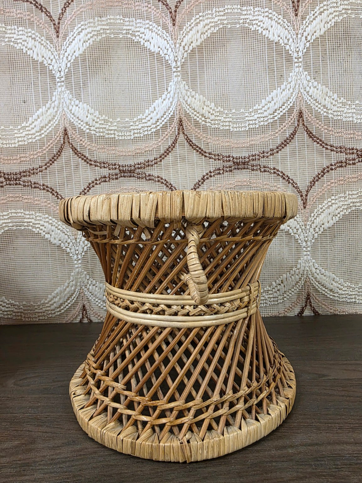 Rotan plantentafeltje met ronde handgreep en gevlochten band in het midden