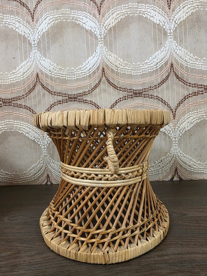 Rotan plantentafeltje met ronde handgreep en gevlochten band in het midden