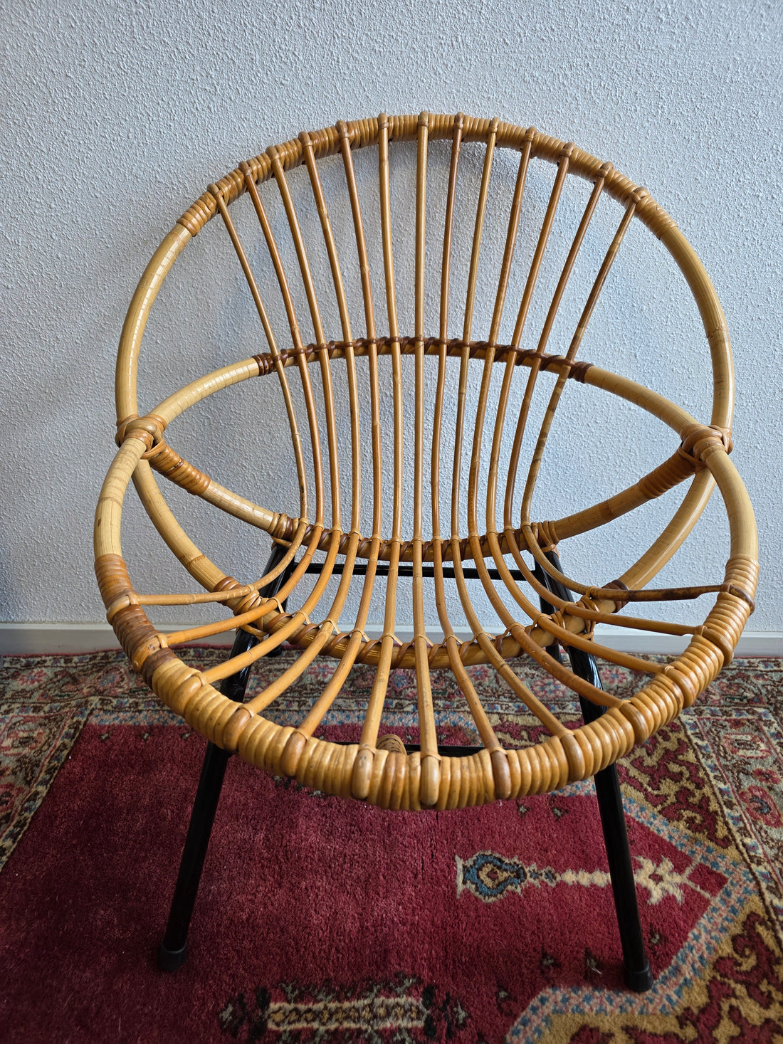 Rotan stoel zwart metalen onderstel Rohe Noordwolde