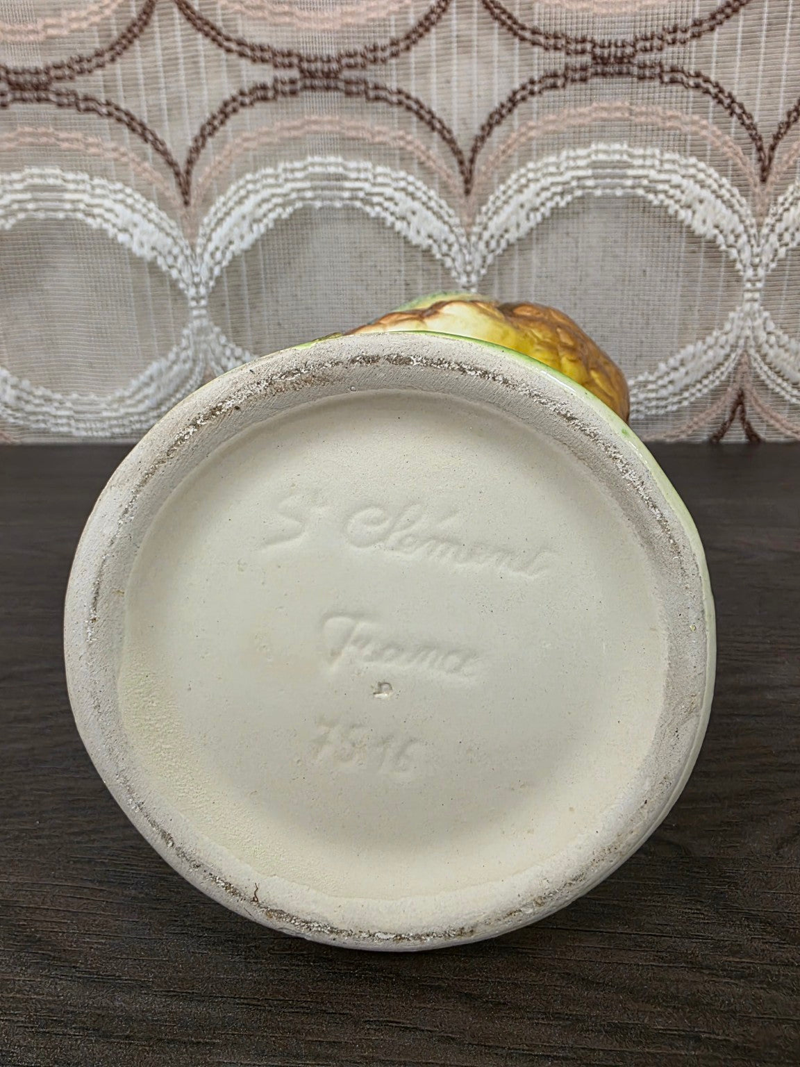 Onderzijde van de schenkkan met ingestempeld St Clément France en modelnummer 7516