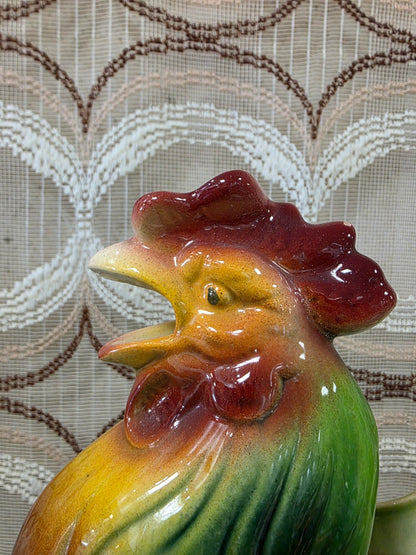 Close-up van de hanenkop met rode kam, gele snavel en groene hals van de Saint-Clément schenkkan