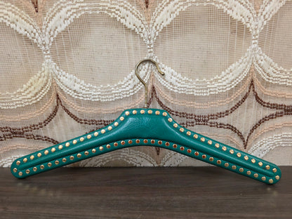 Skailederen kledinghanger donkergroen studs