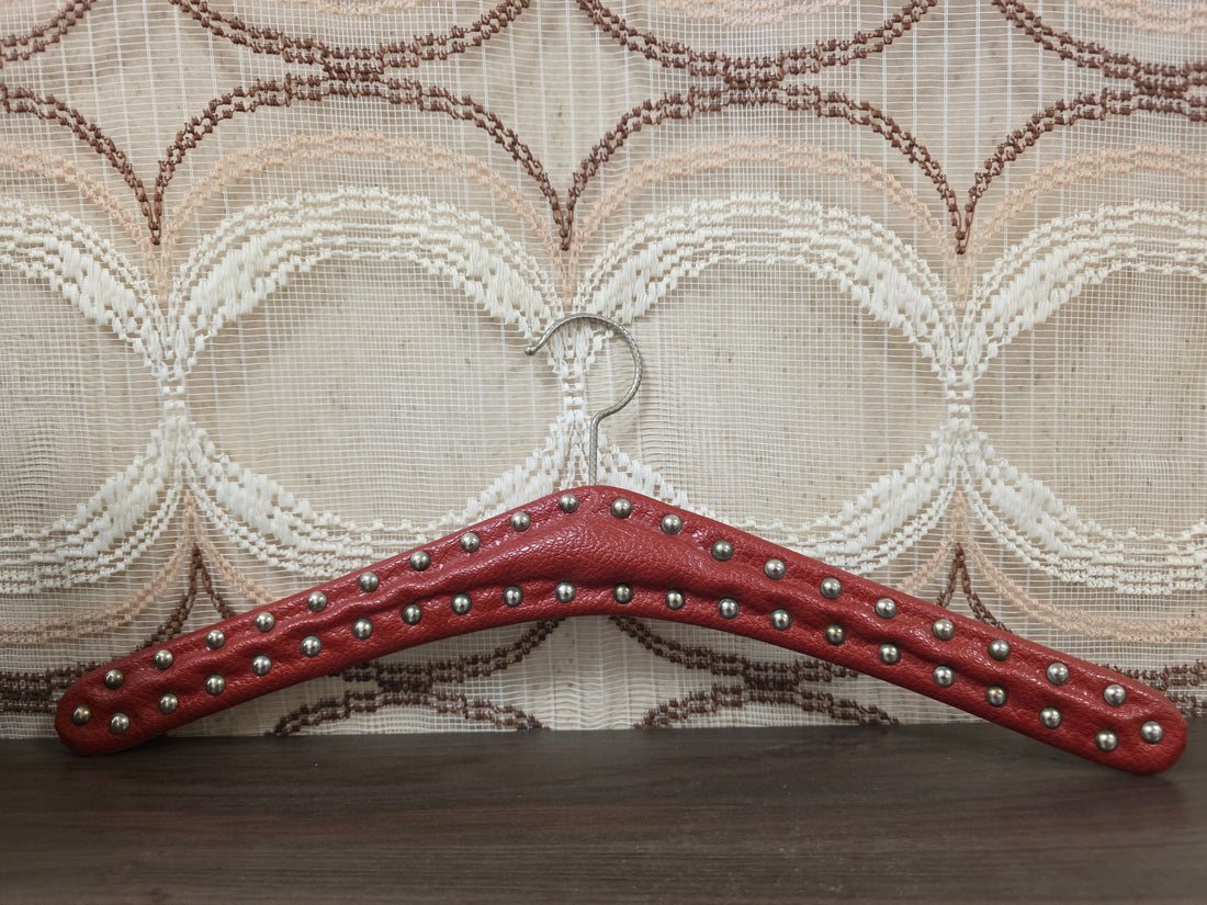 Vintage bordeauxrode skailederen kledinghanger met metalen studs