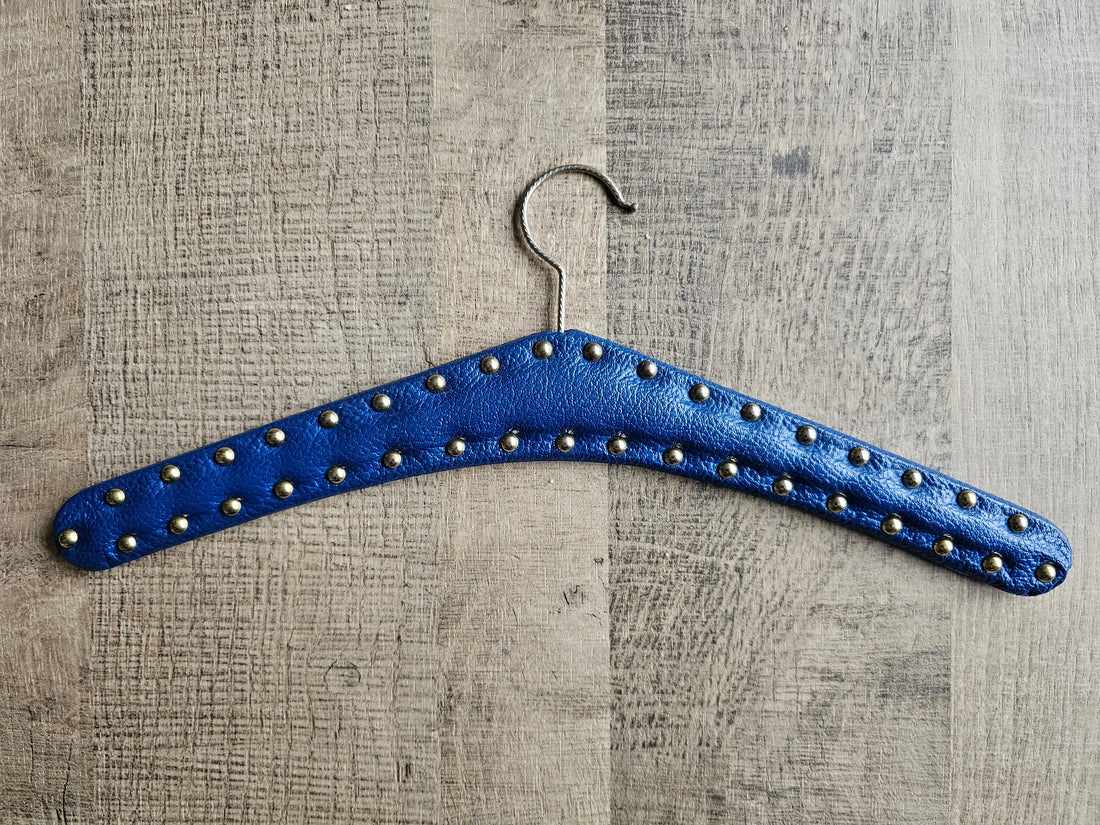 Vintage skailederen kledinghanger met studs donkerblauw