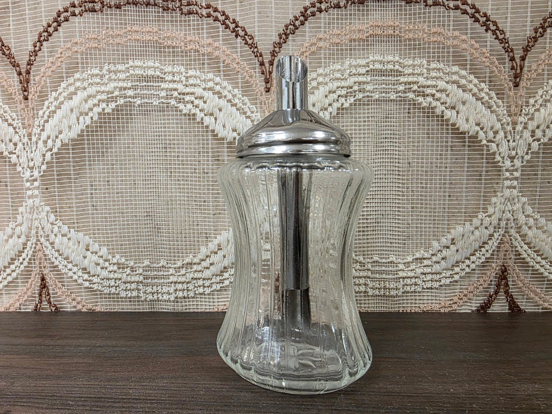 Stoha West Germany suikerstrooier van geribbeld glas met metalen schenktuit