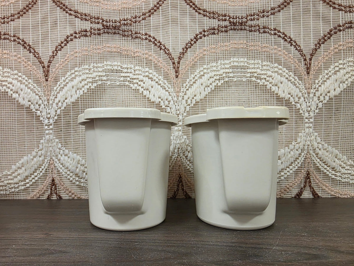 Achterkant van het crèmekleurige Tupperware melkkannetje en suikerpotje