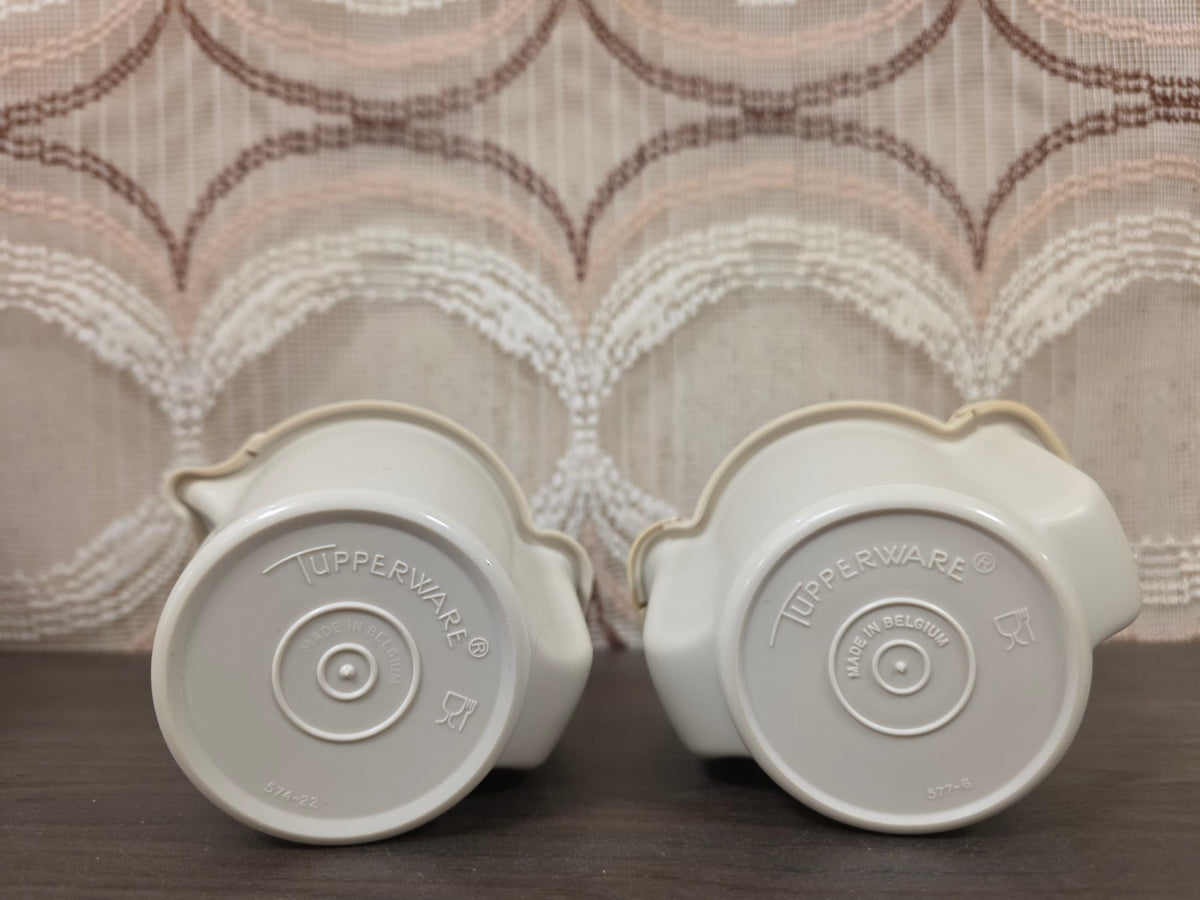 Onderkanten van Tupperware melkkannetje en suikerpotje met Made in Belgium en nummers 574-22 en 577-6