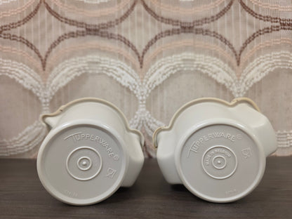 Onderkanten van Tupperware melkkannetje en suikerpotje met Made in Belgium en nummers 574-22 en 577-6