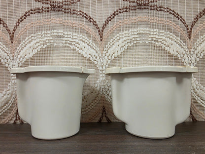 Crèmekleurig Tupperware melkkannetje en suikerpotje met gesloten klepdeksels, vooraanzicht