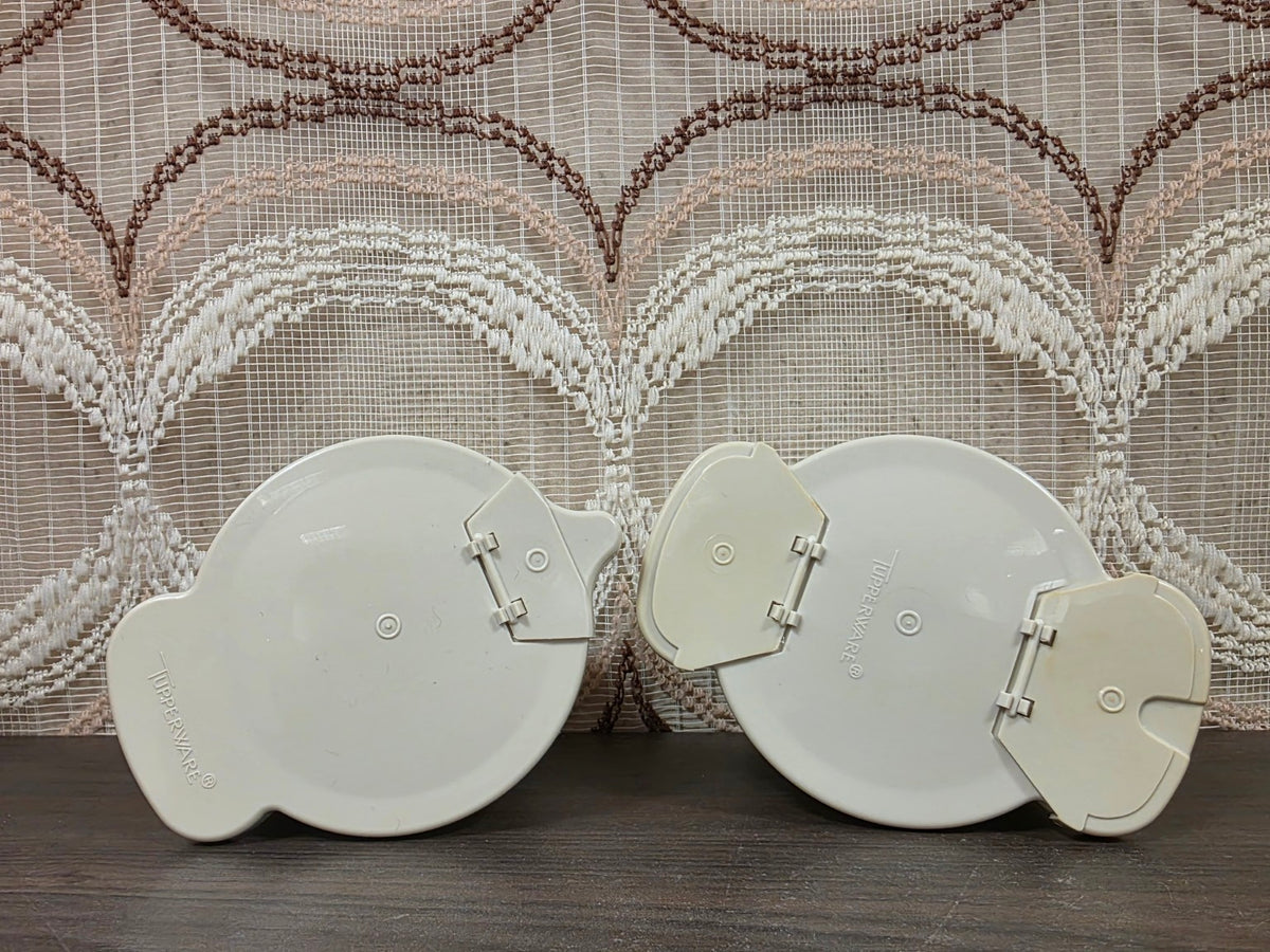 Bovenkant van de Tupperware melkkan en suikerpot met scharnierende klepjes en merkteken