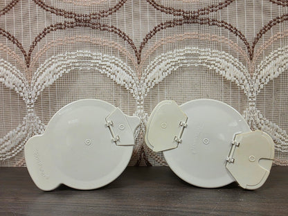 Bovenkant van de Tupperware melkkan en suikerpot met scharnierende klepjes en merkteken