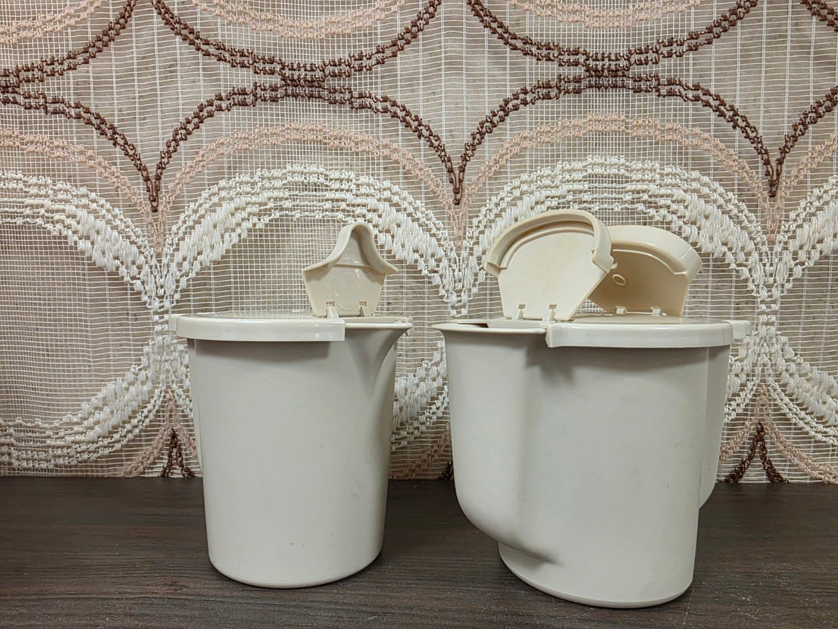 Tupperware melk- en suikerstel met geopende klepjes in de deksels