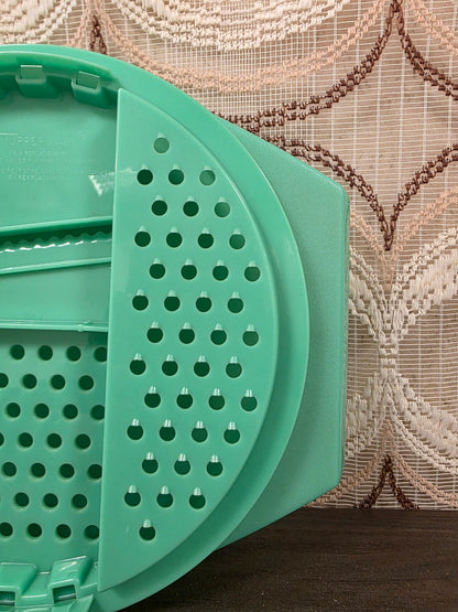 Detail van het rechter raspvlak met ronde openingen van de mintgroene Tupperware rasp