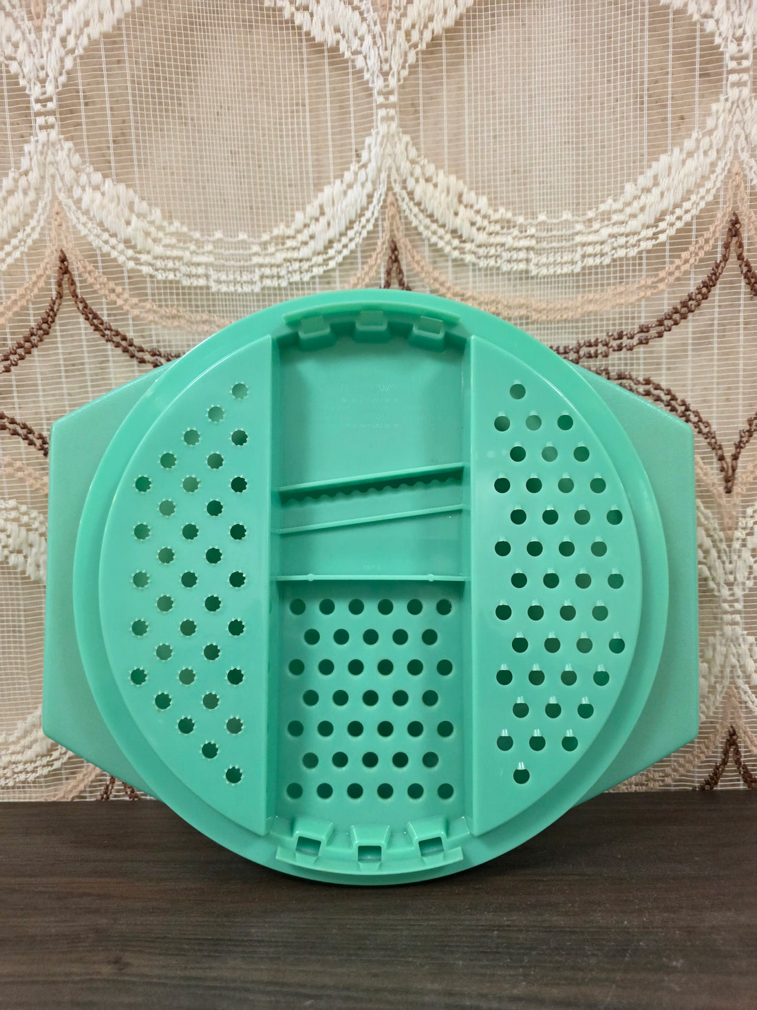 Mintgroene Tupperware rasp met verschillende raspvlakken en bijpassende opvangkom