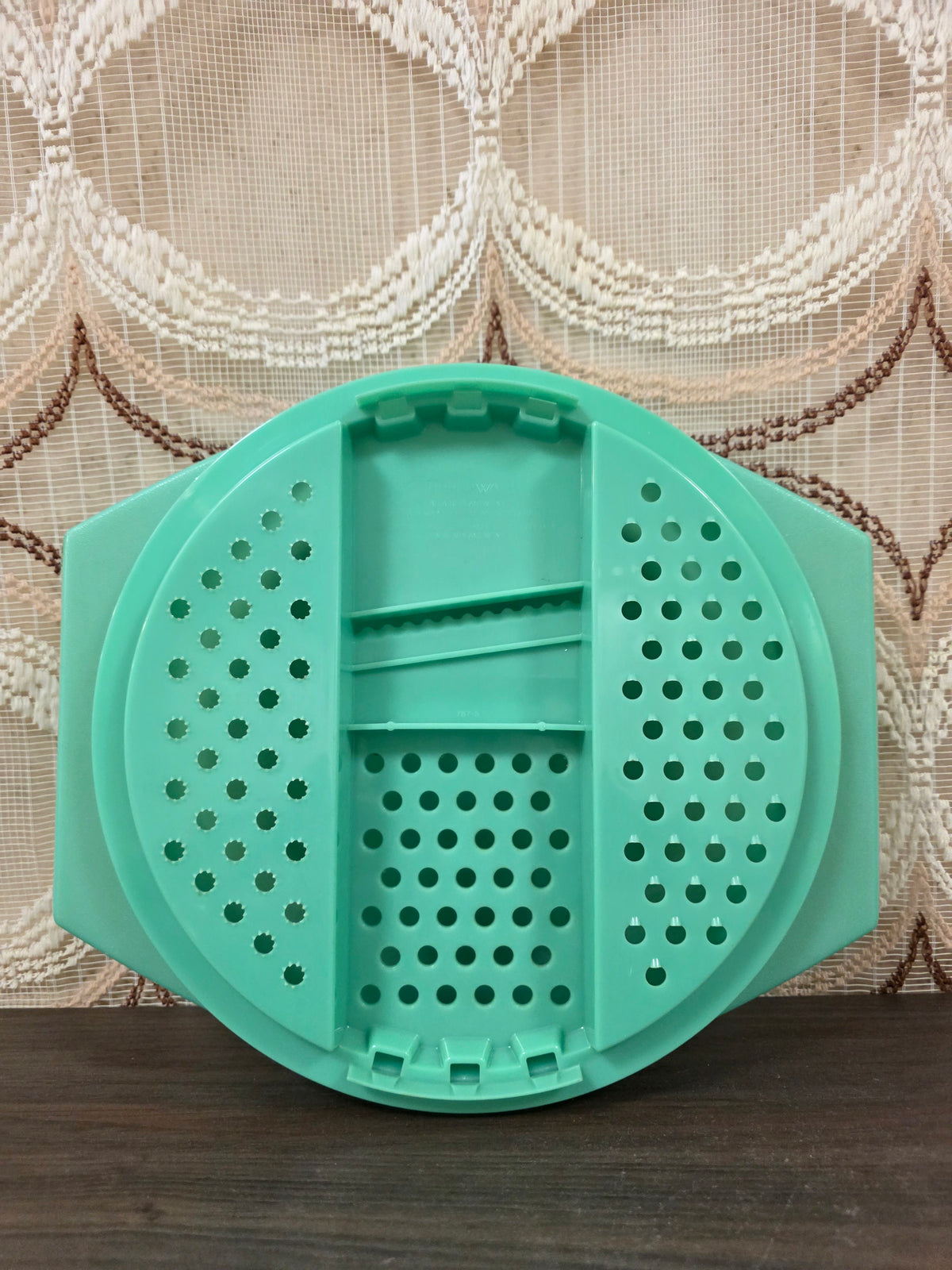 Mintgroene Tupperware rasp met verschillende raspvlakken en bijpassende opvangkom