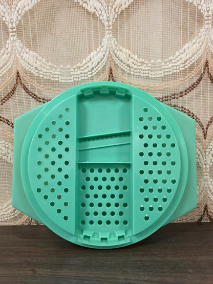 Mintgroene Tupperware rasp met verschillende raspvlakken en bijpassende opvangkom