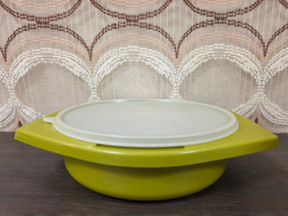 Olijfgroene Tupperware opvangkom met het bijbehorende witte deksel