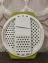 Olijfgroene Tupperware rasp met witte raspinzet, van bovenaf