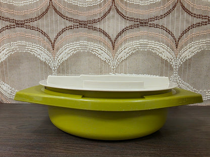 Olijfgroene Tupperware opvangkom met witte raspinzet, van opzij