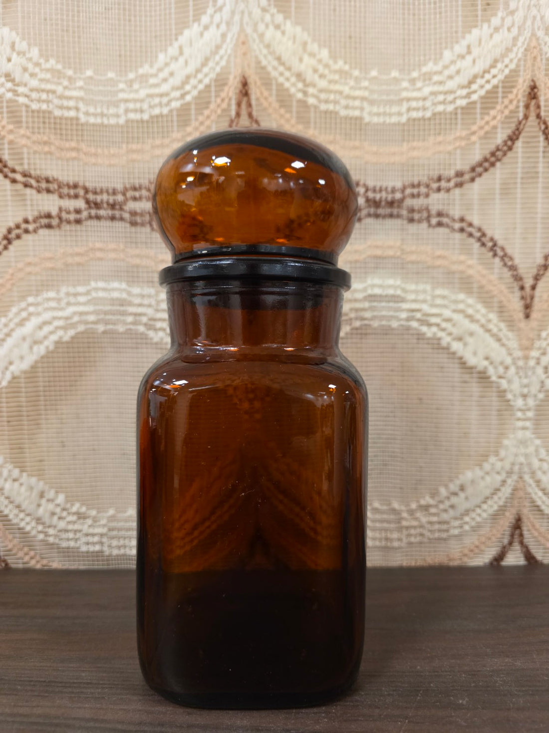Vierkante bruine glazen apothekerspot met bolle stop, circa 22 cm hoog