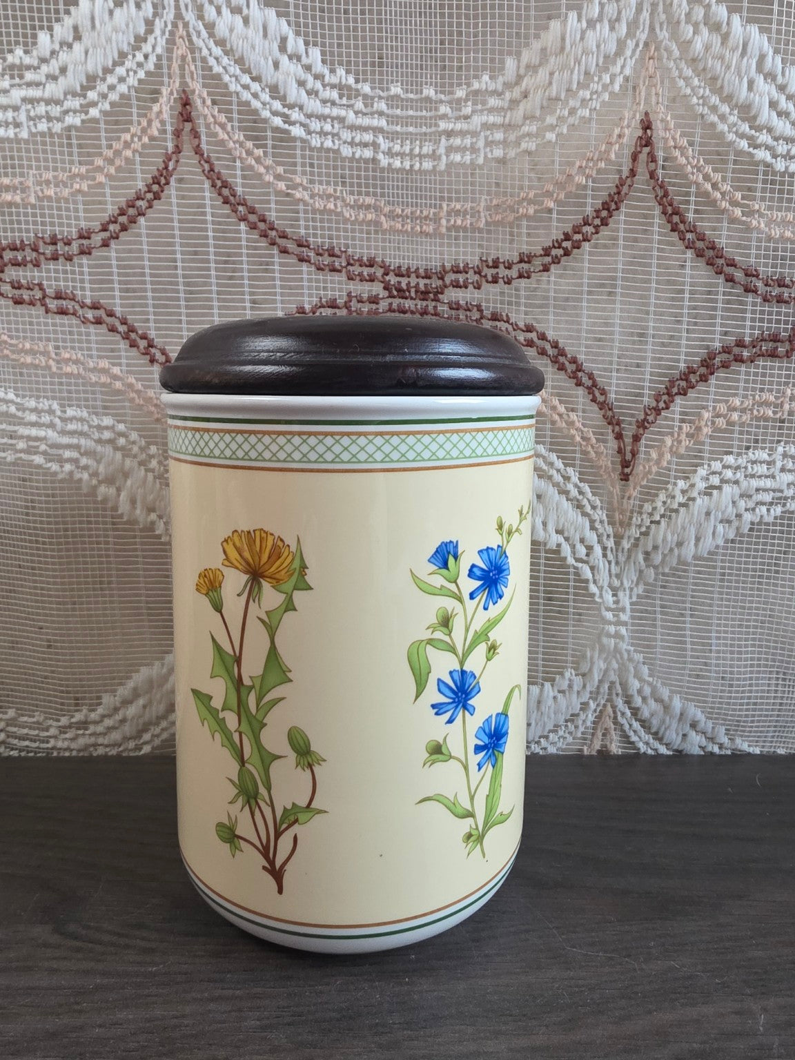 Villeroy &amp; Boch Eden voorraadpot met bloemen en donker houten deksel