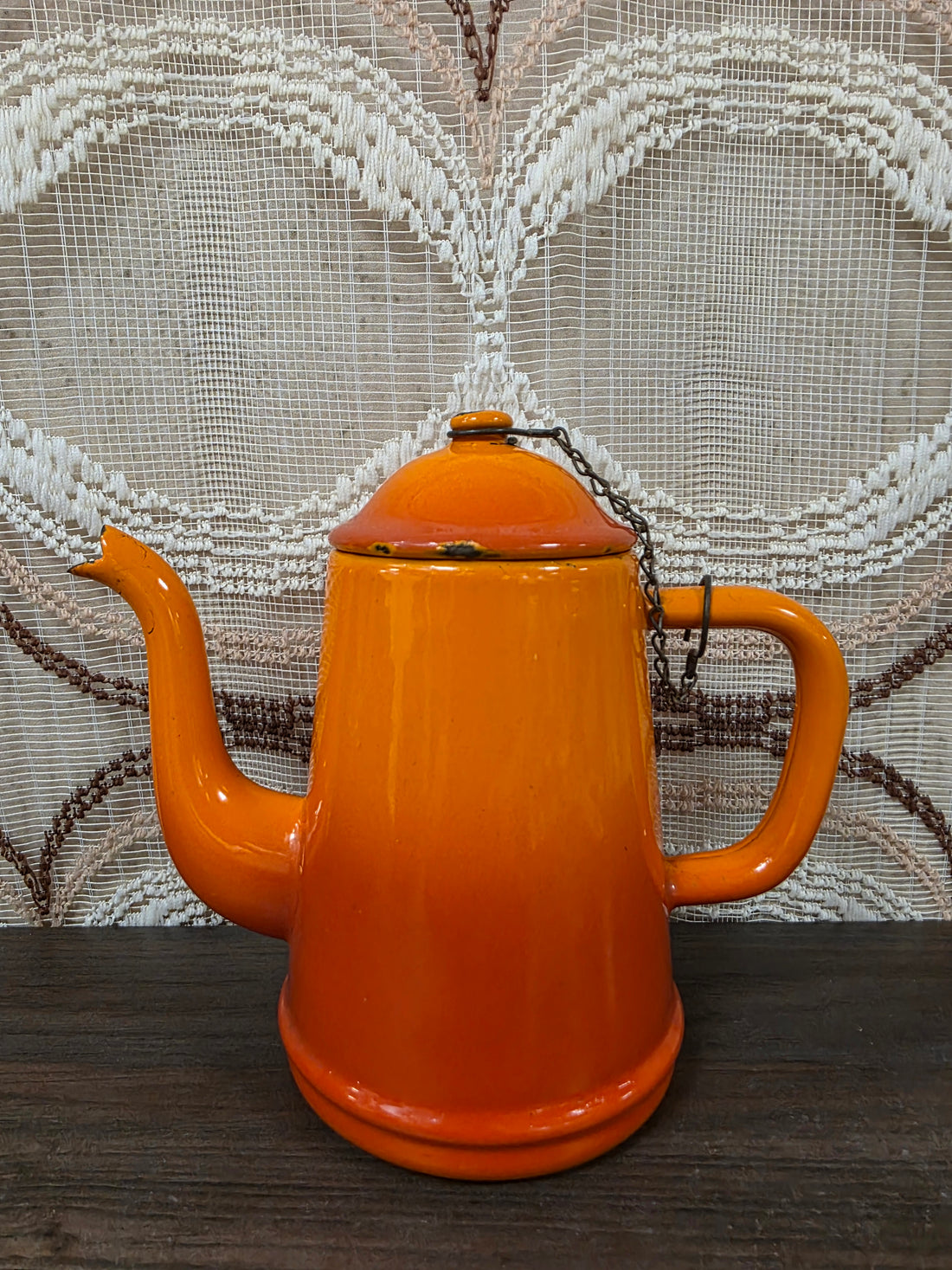 Vintage oranje emaille koffiepot met deksel aan kettinkje.