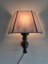 Brandende vintage wandlamp met wit en zachtroze glas-in-loodkap