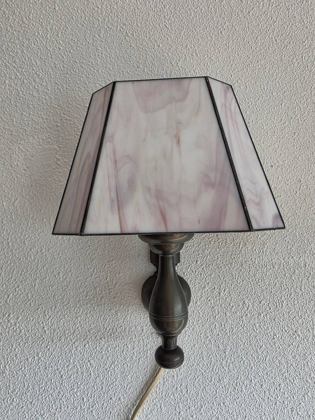Glas-in-loodwandlamp met gemarmerde kap, verlichting uit