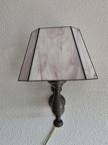 Glas-in-loodwandlamp met gemarmerde kap, verlichting uit