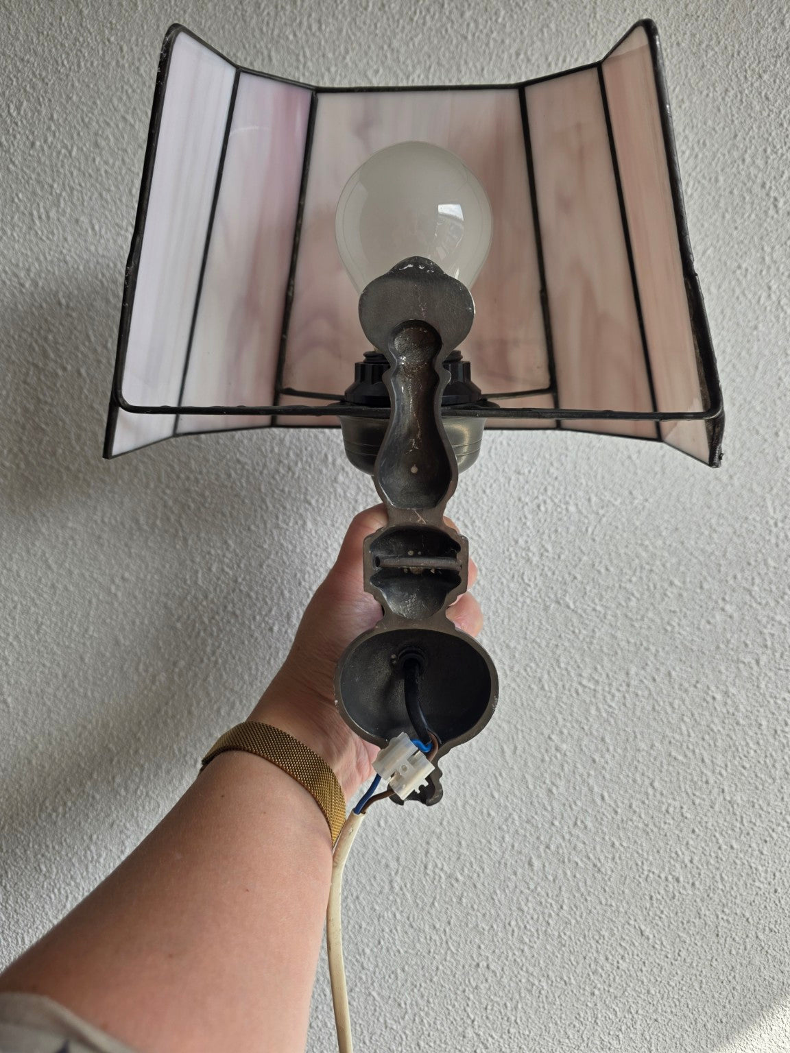 Achterzijde van de glas-in-loodwandlamp met wandbevestiging