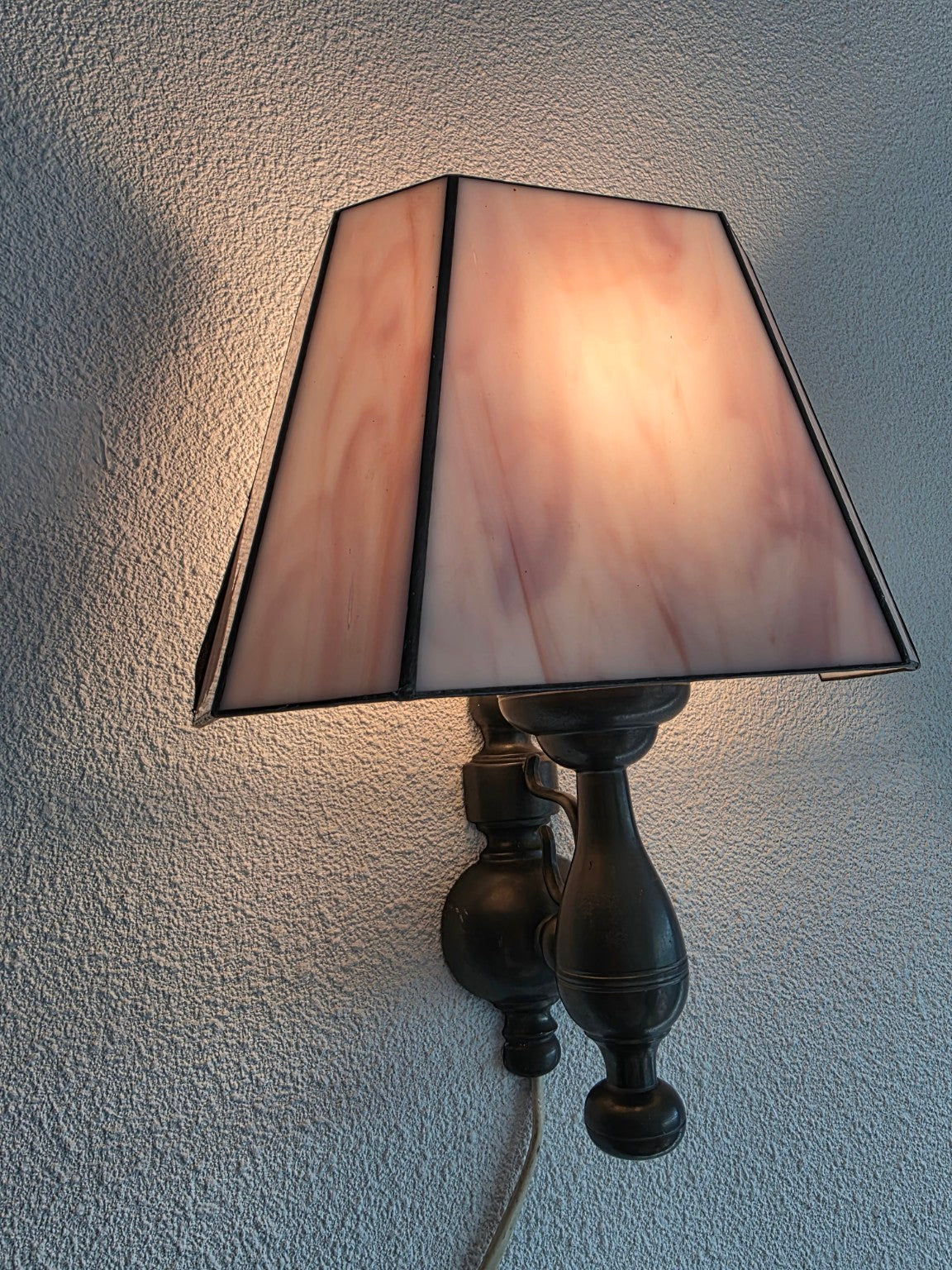 Zachtroze glas-in-loodkap van de wandlamp, schuin aanzicht