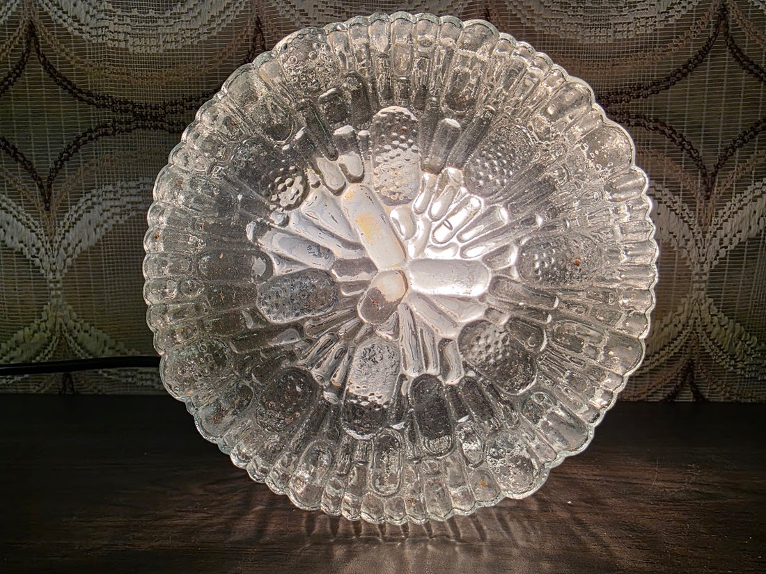 Ronde vintage plafondlamp van helder glas met bloemreliëf en golvende rand