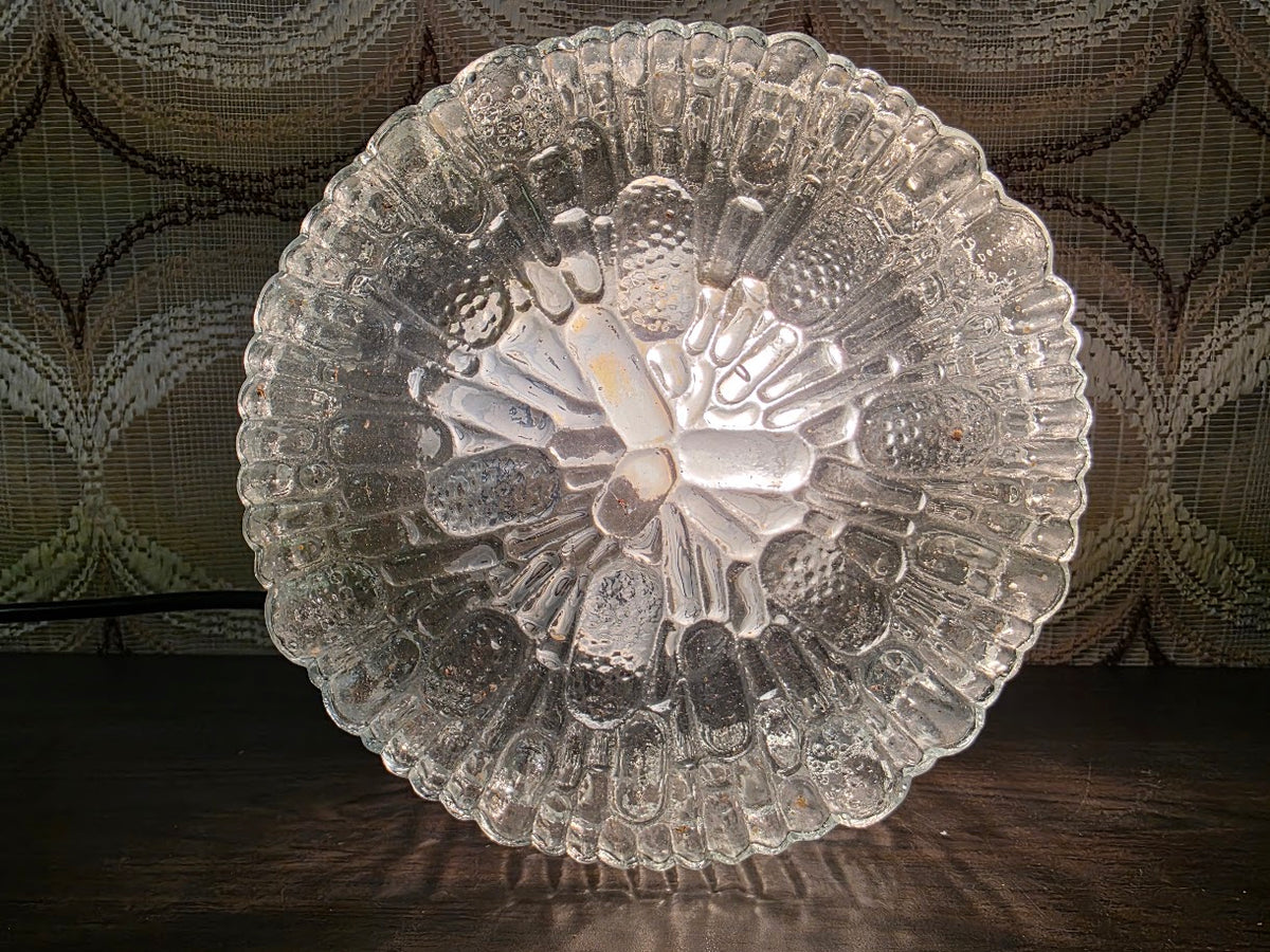 Ronde vintage plafondlamp van helder glas met bloemreliëf en golvende rand