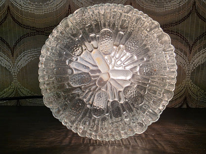 Ronde vintage plafondlamp van helder glas met bloemreliëf en golvende rand