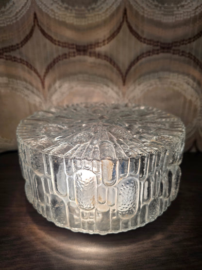 Zijaanzicht van de vintage plafondlamp met reliëf en ribbels in het heldere glas