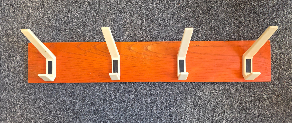 Vintage houten kapstok met 4 haken oranje