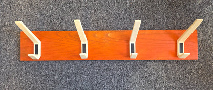 Vintage houten kapstok met 4 haken oranje