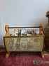 Vintage houten lectuurbak met metalen raster