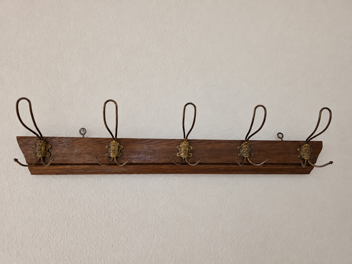 Vintage houten wandkapstok van 75 cm met vijf sierlijke metalen haken
