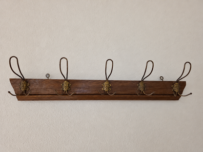 Vintage houten wandkapstok van 75 cm met vijf sierlijke metalen haken