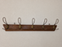 Vintage houten wandkapstok van 75 cm met vijf sierlijke metalen haken