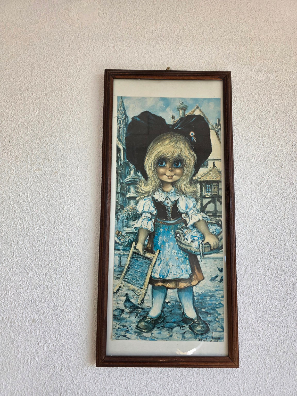 Vintage ingelijste prent van blond meisje met grote blauwe ogen en zwarte strik in donkerbruine houten lijst
