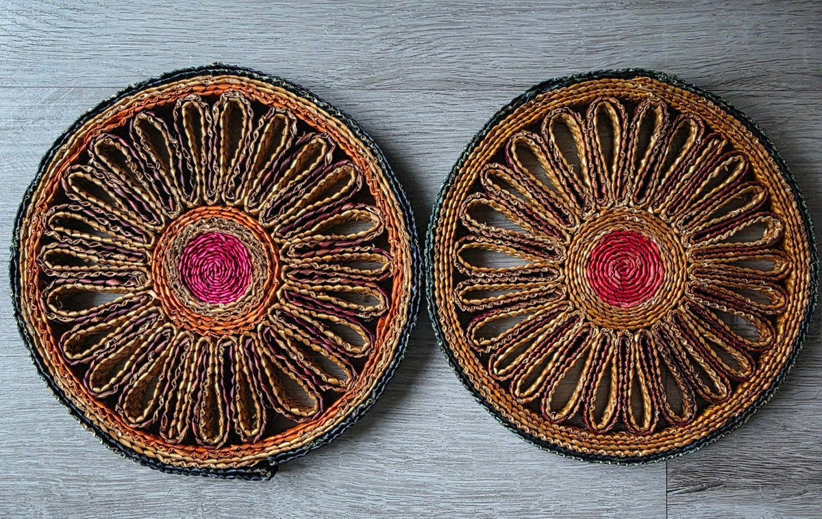 Set van twee ronde gevlochten pannenonderzetters met bloemmotief en roodroze hart