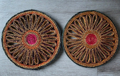Set van twee ronde gevlochten pannenonderzetters met bloemmotief en roodroze hart