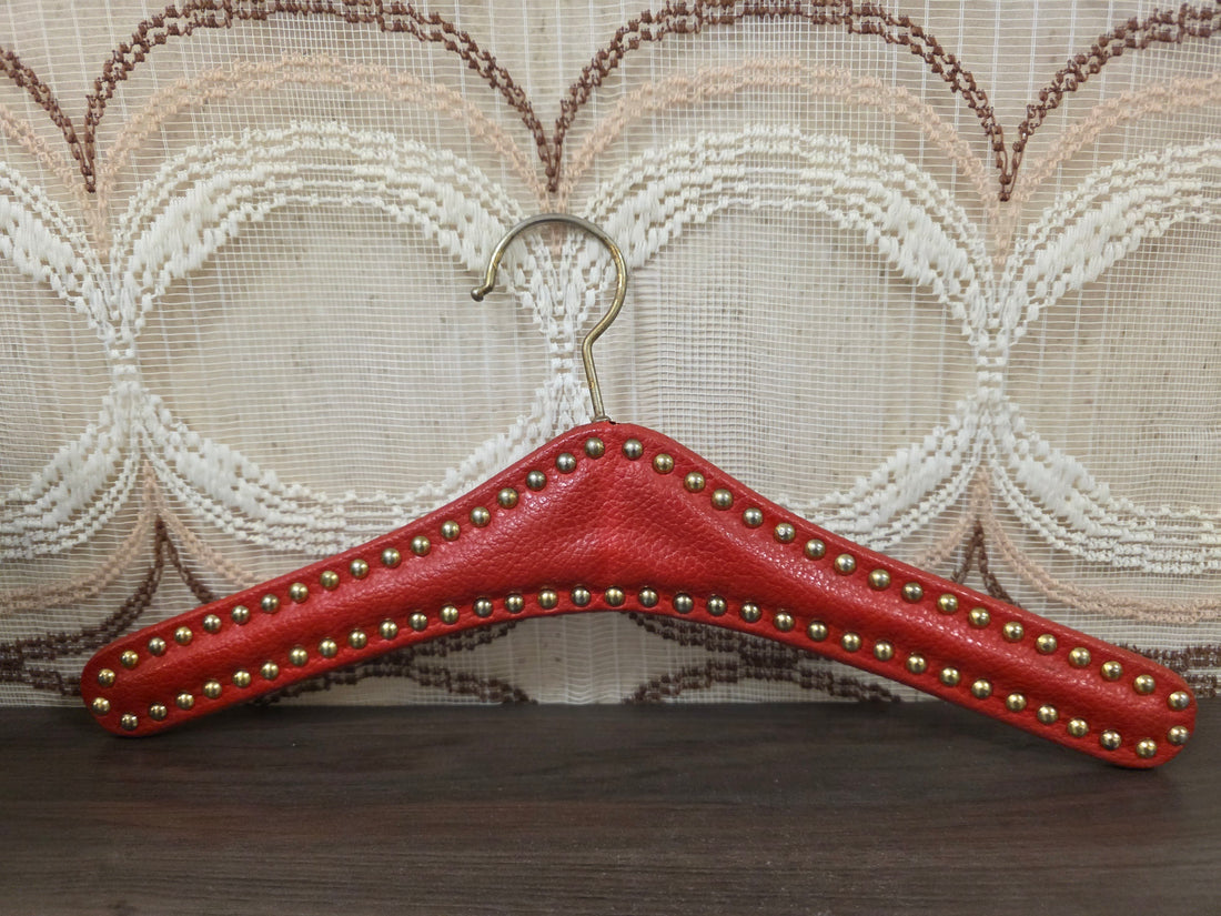 Vintage rode skailederen kledinghanger met studs