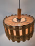 Vintage rotan hanglamp met houten latjes, brandend