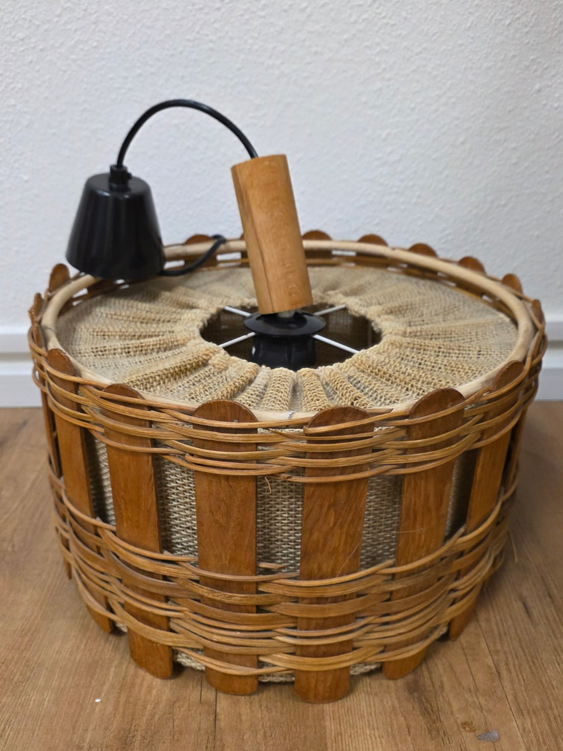 Vintage rotan hanglamp met geweven stoffen binnenkap